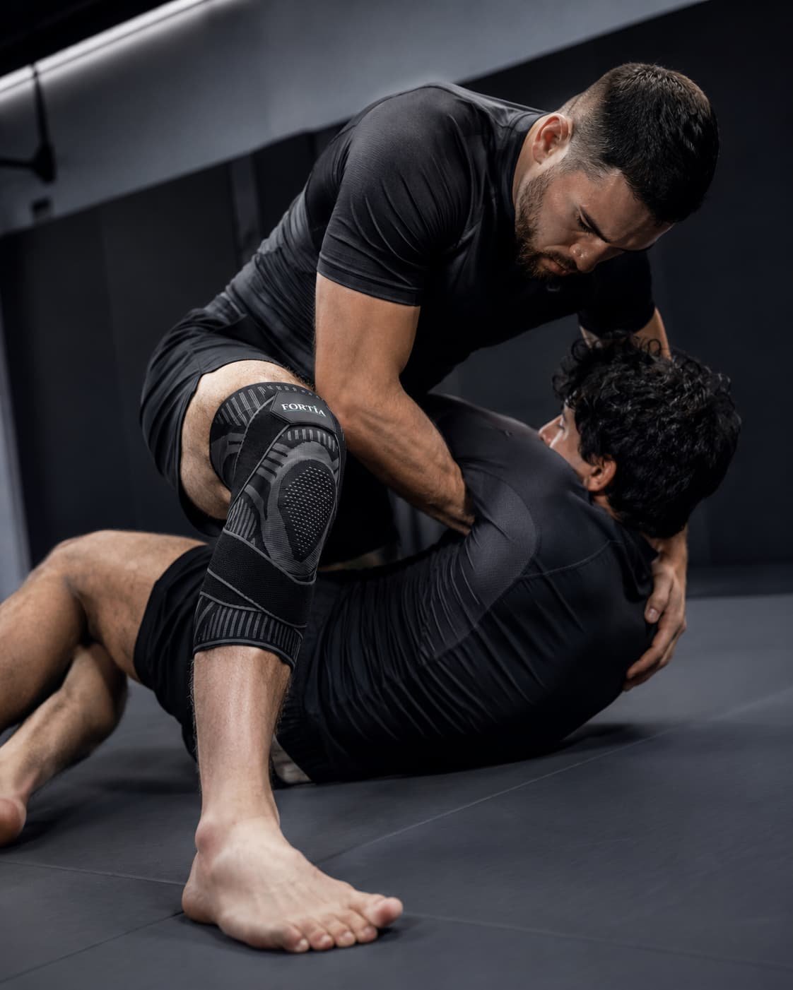 Atletas practicando Jiu-Jitsu con rodillera Fortia visible